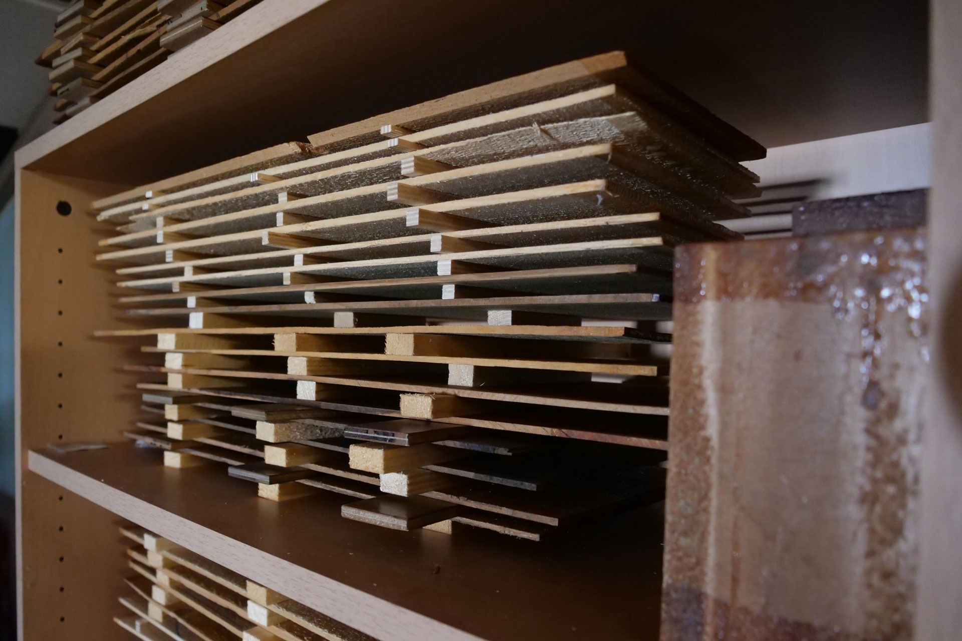 parte de un cajón flamenco artesano hecho a mano y fabricado en España 100% artesanal