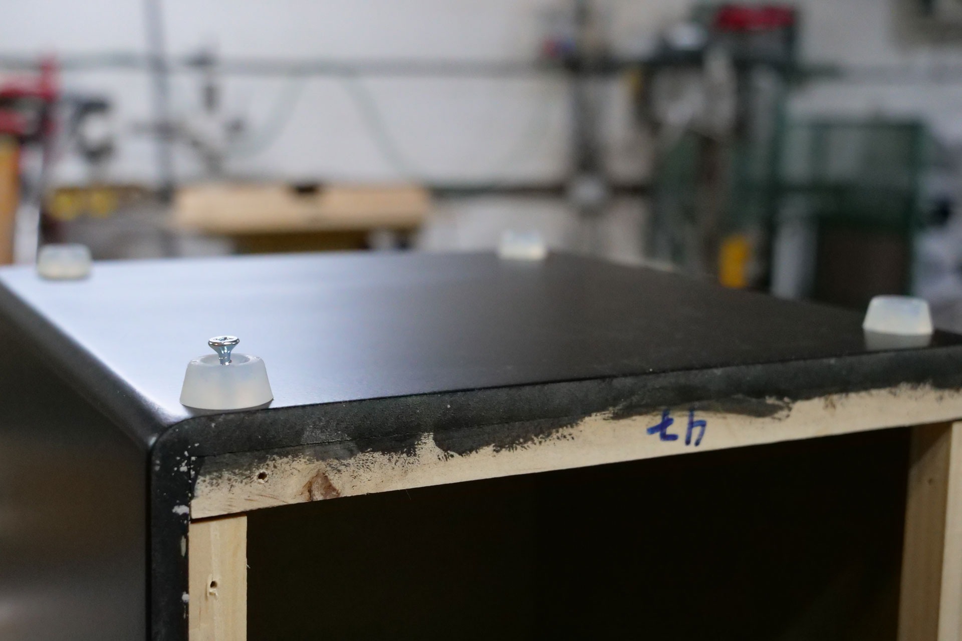 Detalle del taco inferior de cajones flamencos artesanos hechos a mano y fabricados en España 100% artesanales