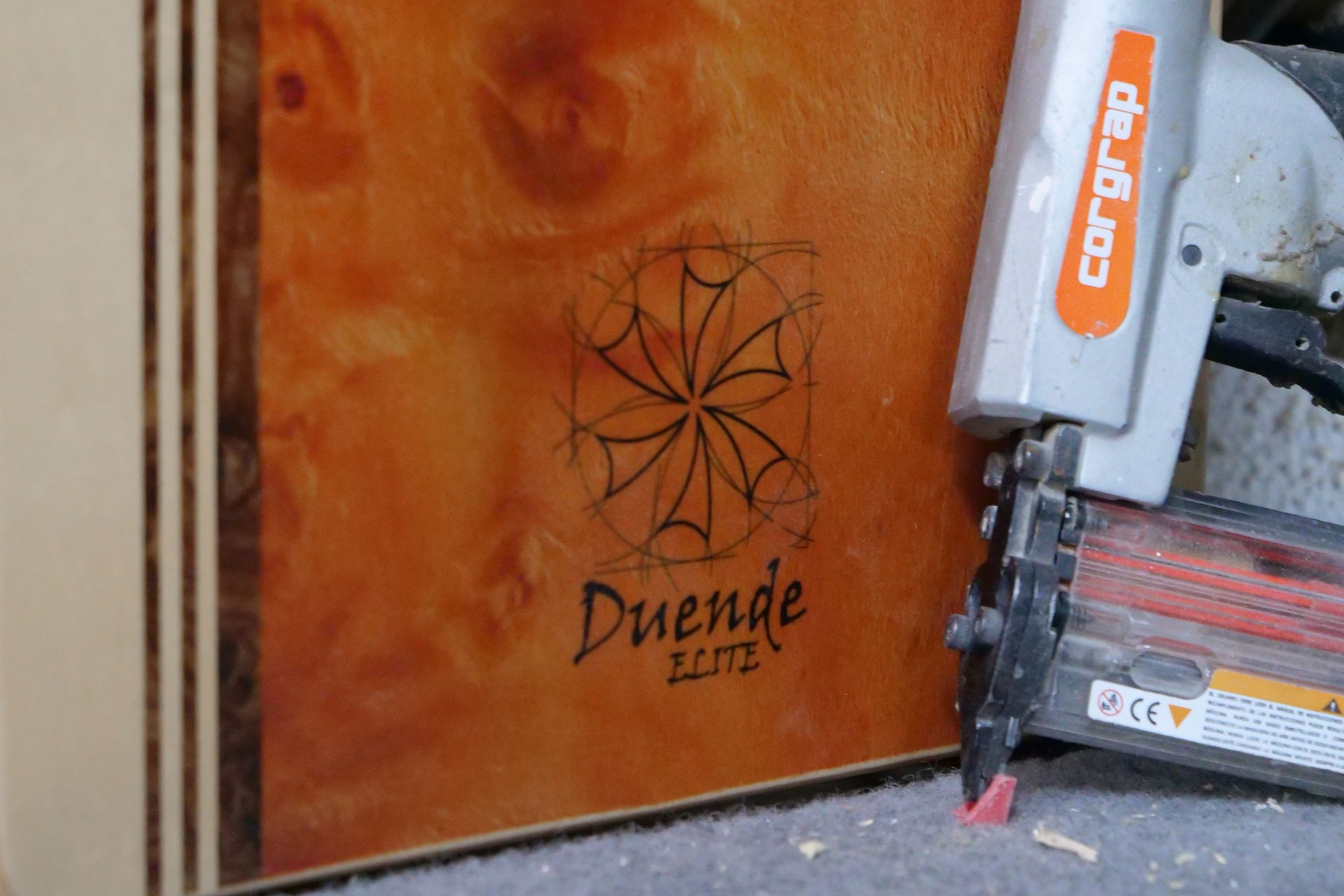 Firma de cajón flamenco artesano duende Elite en fabricación  y tienda de cajones flamencos 100% artesanales