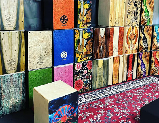 Muestra de cajones flamencos coloridos en Duende Percusión cajones flamencos artesanos hechos a mano y fabricados en España 100% artesanales